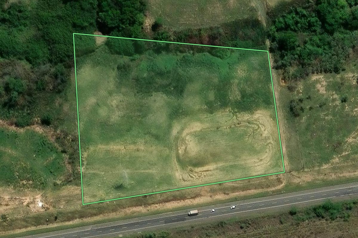 Imagem de satélite do imóvel rural em Limeira (SP), com o contorno declarado no CAR desenhado por cima.
