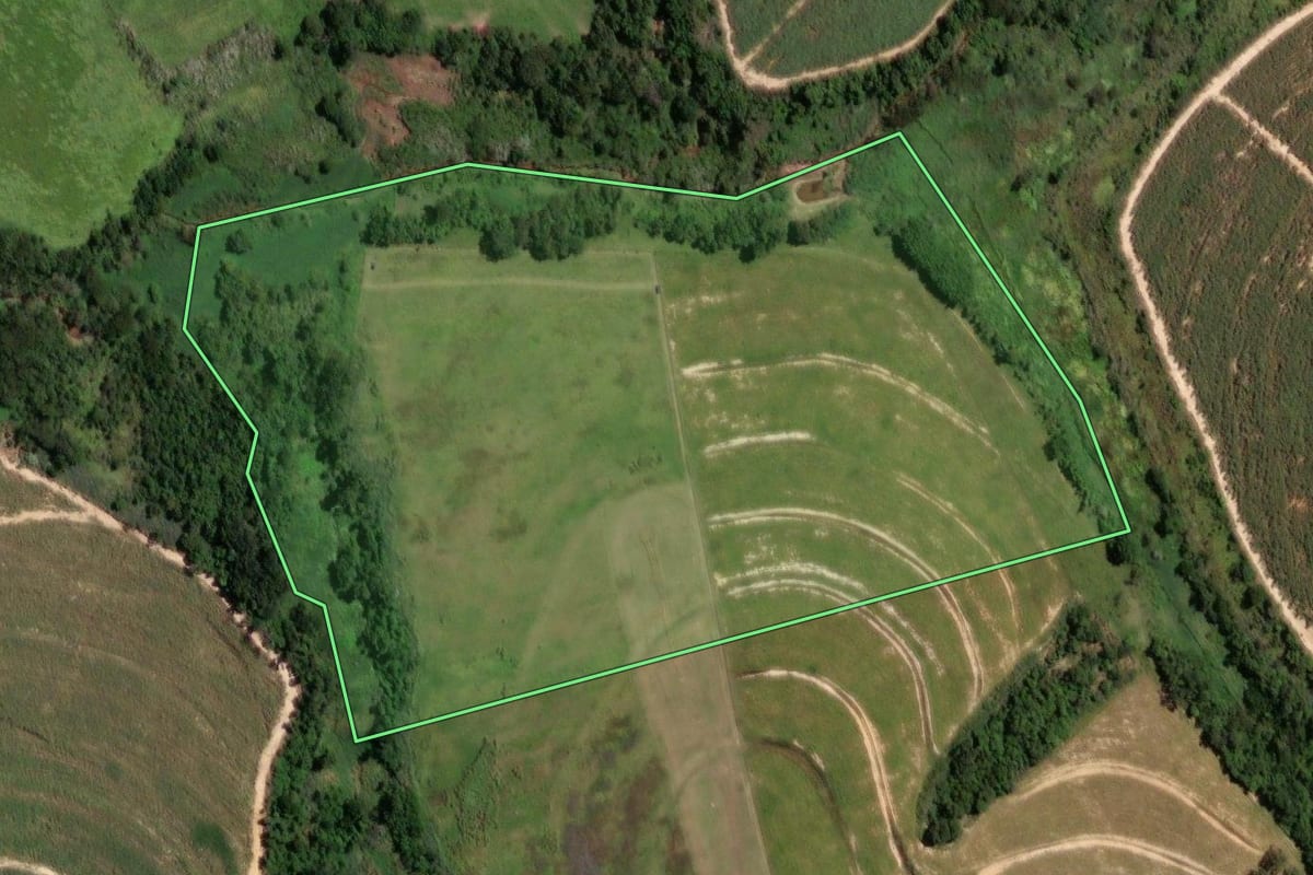 Imagem de satélite do imóvel rural em Limeira (SP), com o contorno declarado no CAR desenhado por cima.
