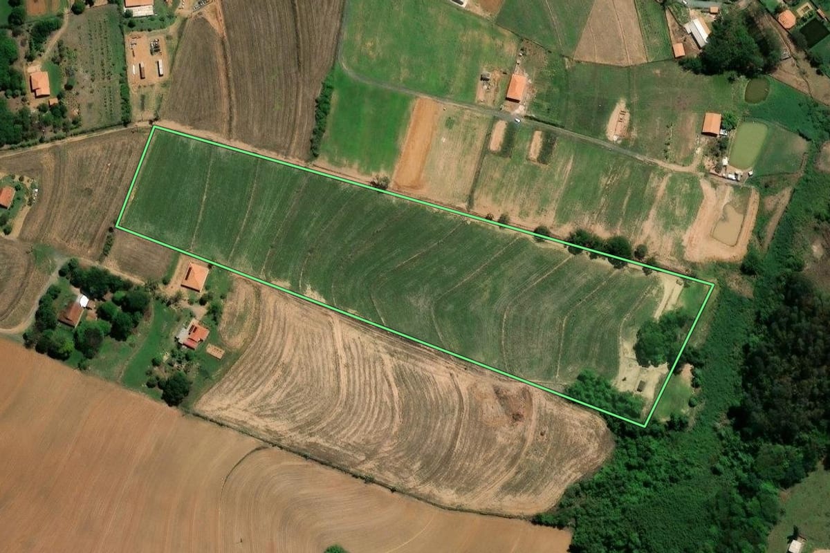 Imagem de satélite do imóvel rural em Limeira (SP), com o contorno declarado no CAR desenhado por cima.