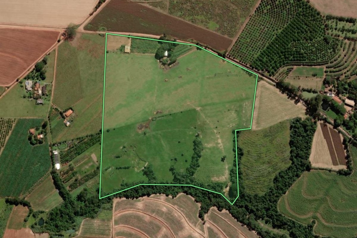 Imagem de satélite do imóvel rural em Limeira (SP), com o contorno declarado no CAR desenhado por cima.