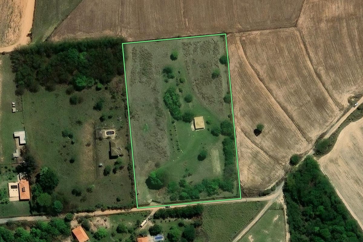 Imagem de satélite do imóvel rural em Limeira (SP), com o contorno declarado no CAR desenhado por cima.