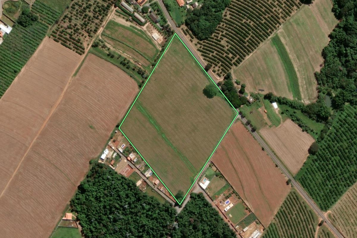 Imagem de satélite do imóvel rural em Limeira (SP), com o contorno declarado no CAR desenhado por cima.