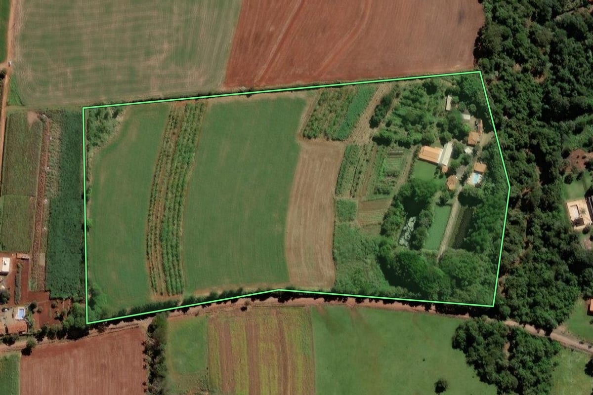 Imagem de satélite do imóvel rural em Limeira (SP), com o contorno declarado no CAR desenhado por cima.