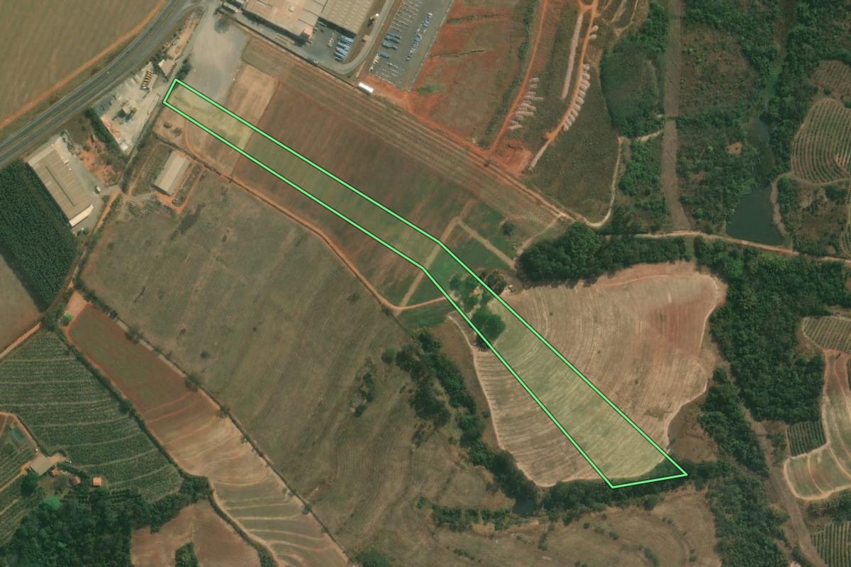 Imagem de satélite do imóvel rural em Limeira (SP), com o contorno declarado no CAR desenhado por cima.