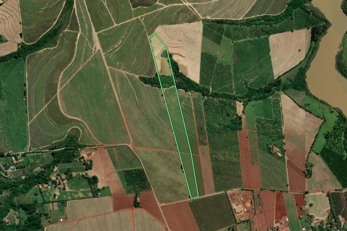 Imagem de satélite do imóvel rural em Limeira (SP), com o contorno declarado no CAR desenhado por cima.