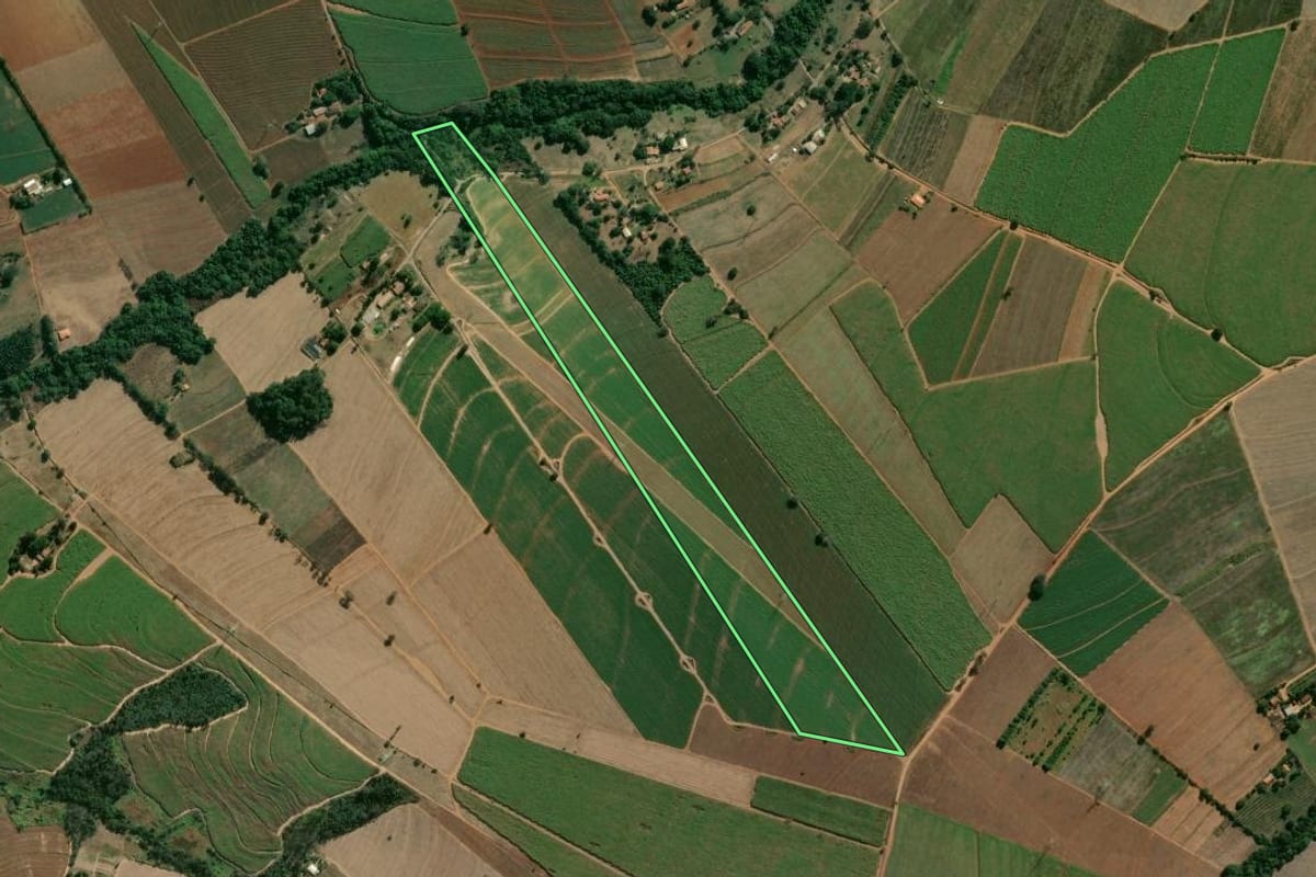 Imagem de satélite do imóvel rural em Limeira (SP), com o contorno declarado no CAR desenhado por cima.
