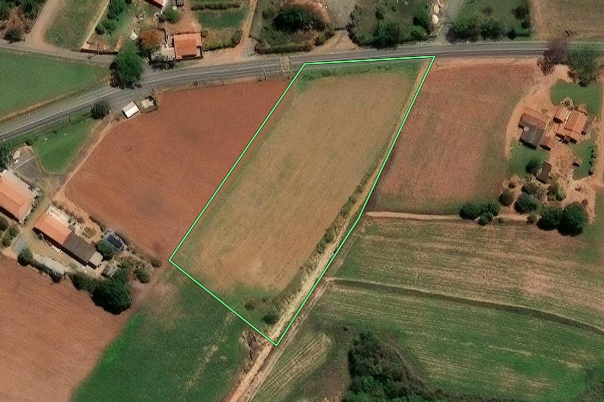 Imagem de satélite do imóvel rural em Limeira (SP), com o contorno declarado no CAR desenhado por cima.