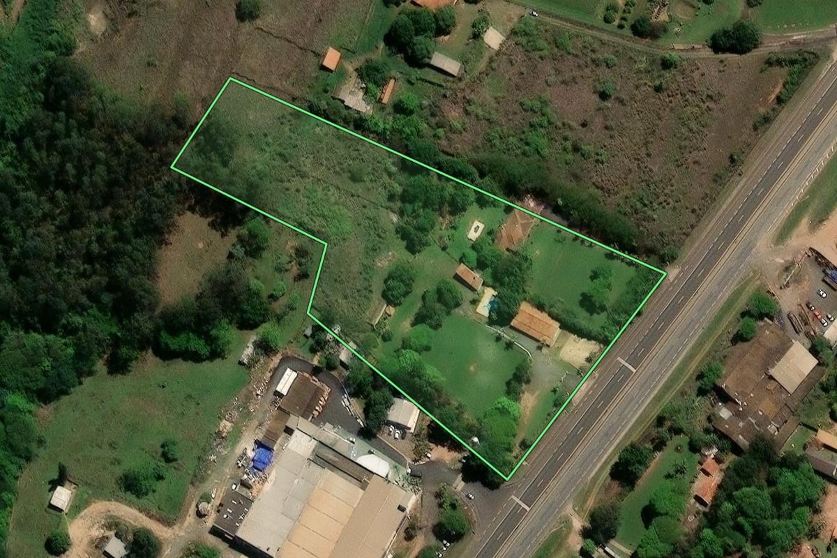 Imagem de satélite do imóvel rural em Limeira (SP), com o contorno declarado no CAR desenhado por cima.