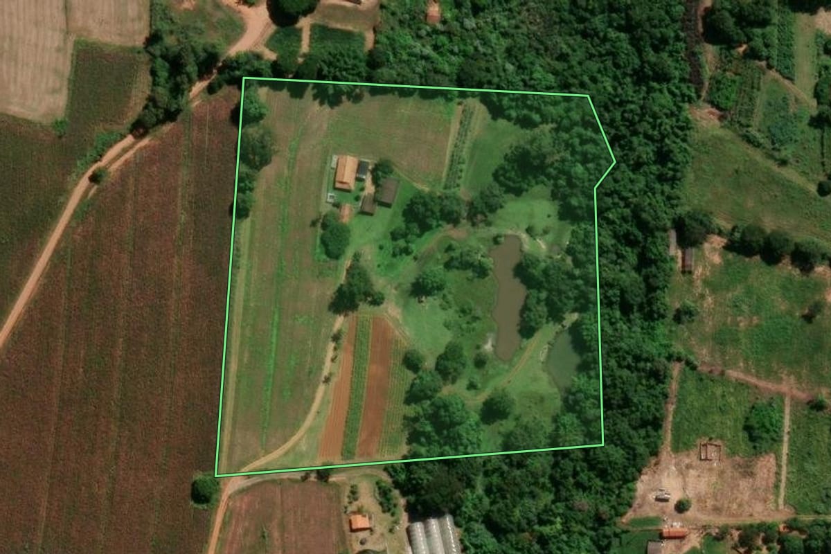 Imagem de satélite do imóvel rural em Limeira (SP), com o contorno declarado no CAR desenhado por cima.