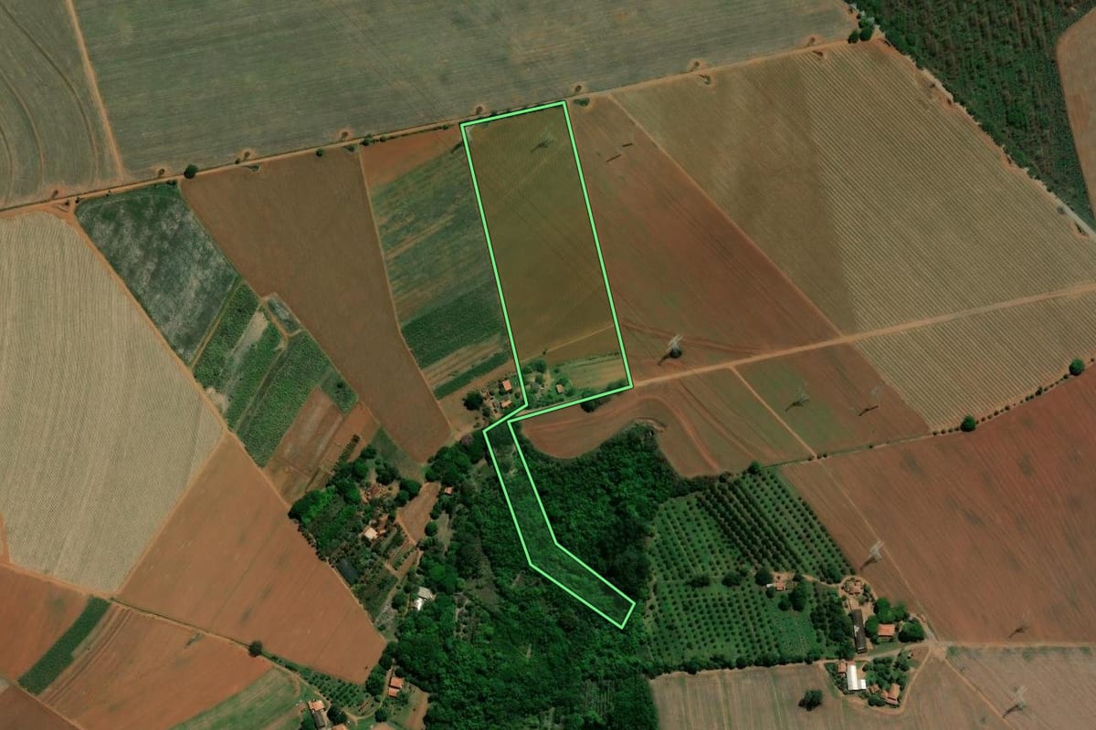 Imagem de satélite do imóvel rural em Limeira (SP), com o contorno declarado no CAR desenhado por cima.
