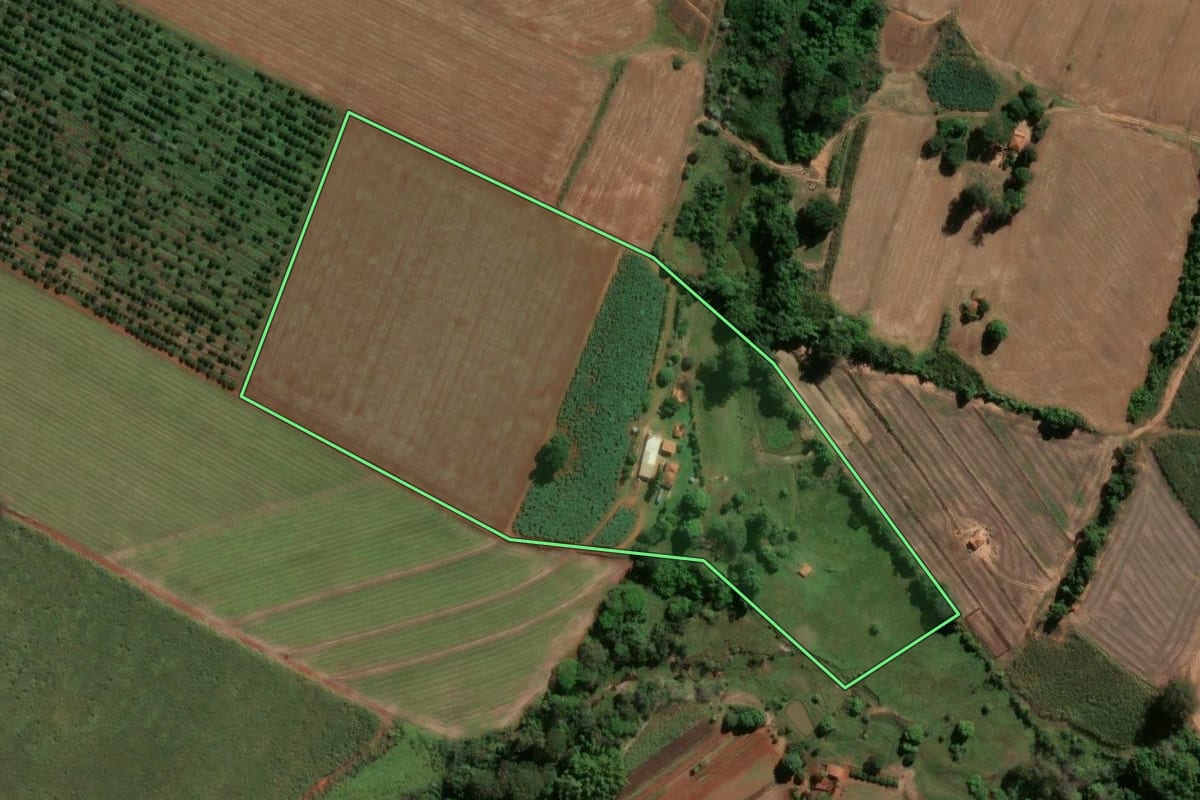 Imagem de satélite do imóvel rural em Limeira (SP), com o contorno declarado no CAR desenhado por cima.