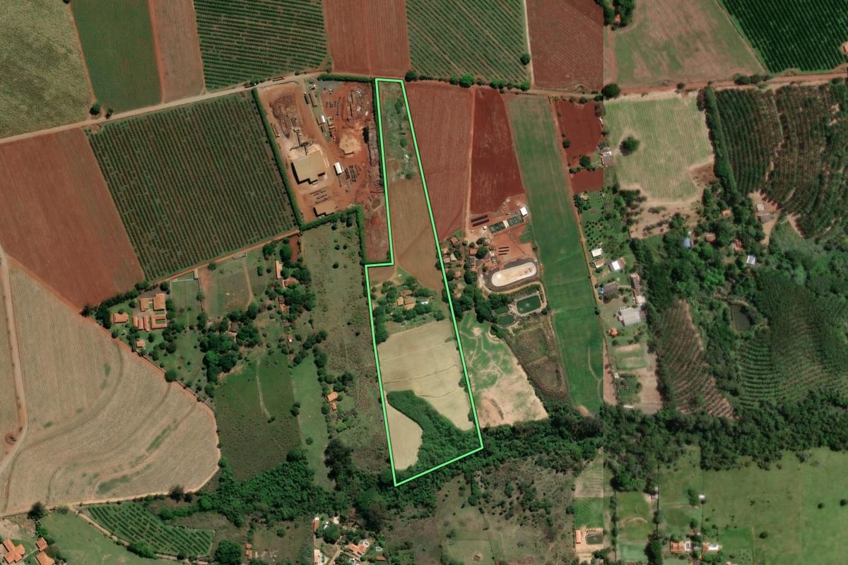 Imagem de satélite do imóvel rural em Limeira (SP), com o contorno declarado no CAR desenhado por cima.