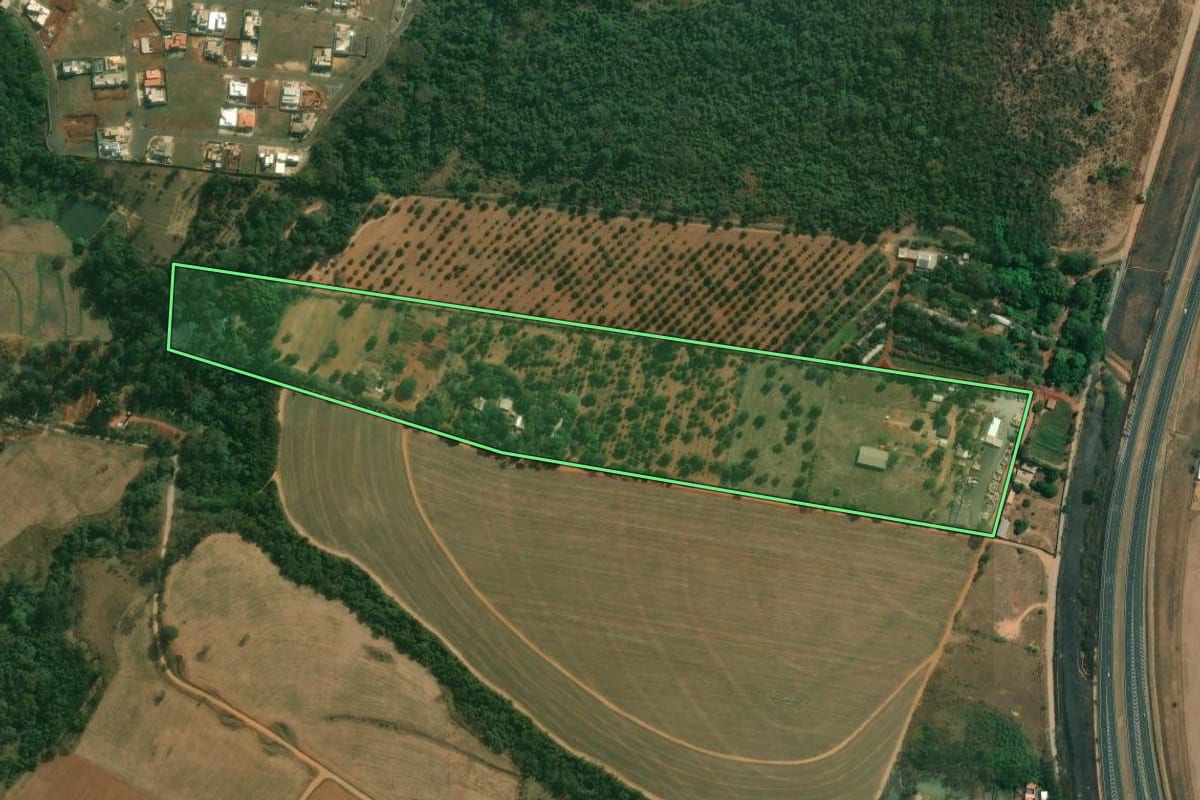Imagem de satélite do imóvel rural em Limeira (SP), com o contorno declarado no CAR desenhado por cima.