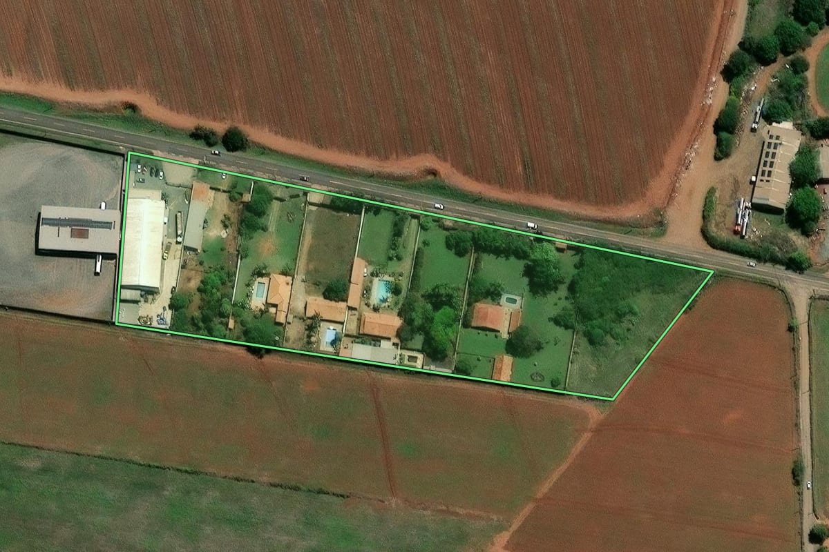 Imagem de satélite do imóvel rural em Limeira (SP), com o contorno declarado no CAR desenhado por cima.
