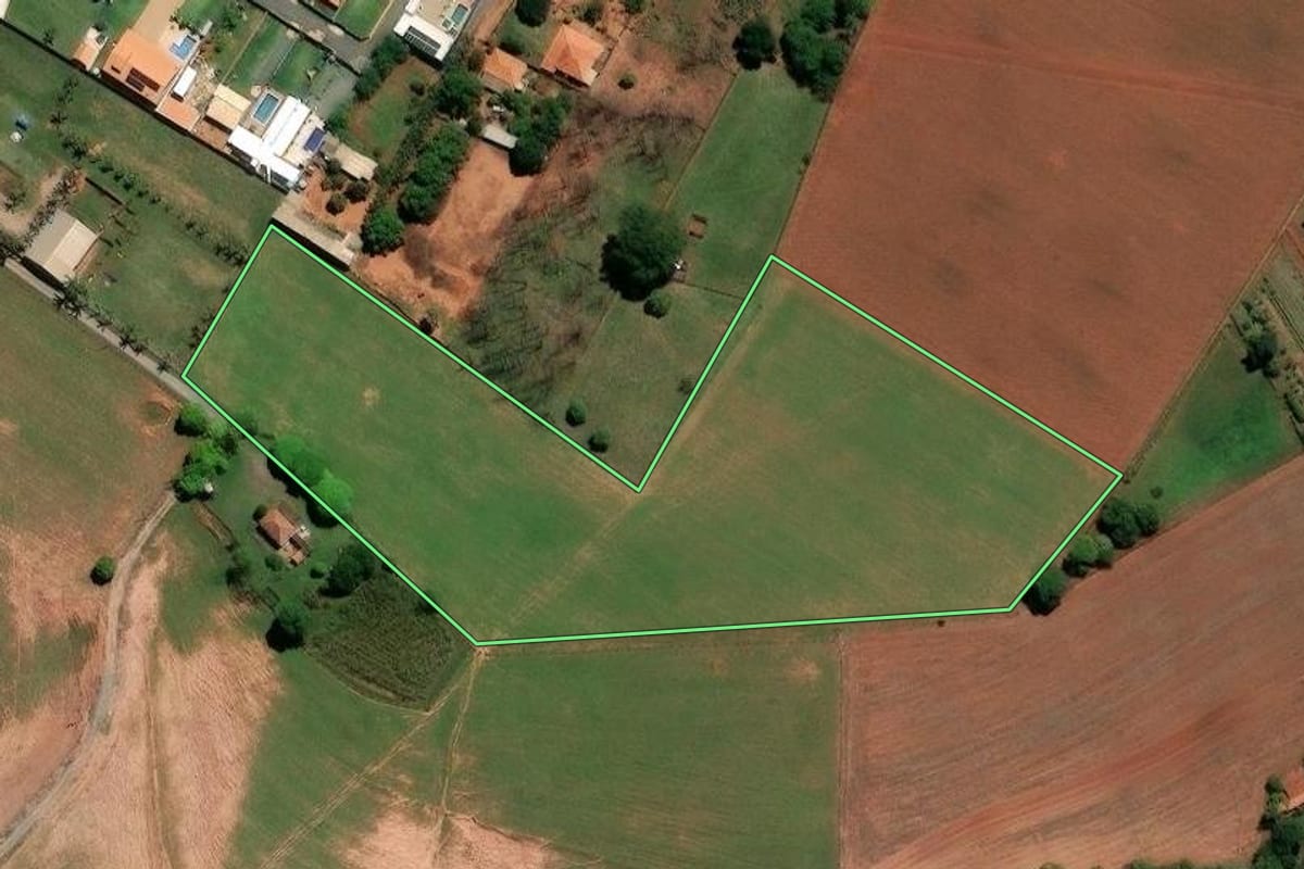 Imagem de satélite do imóvel rural em Limeira (SP), com o contorno declarado no CAR desenhado por cima.