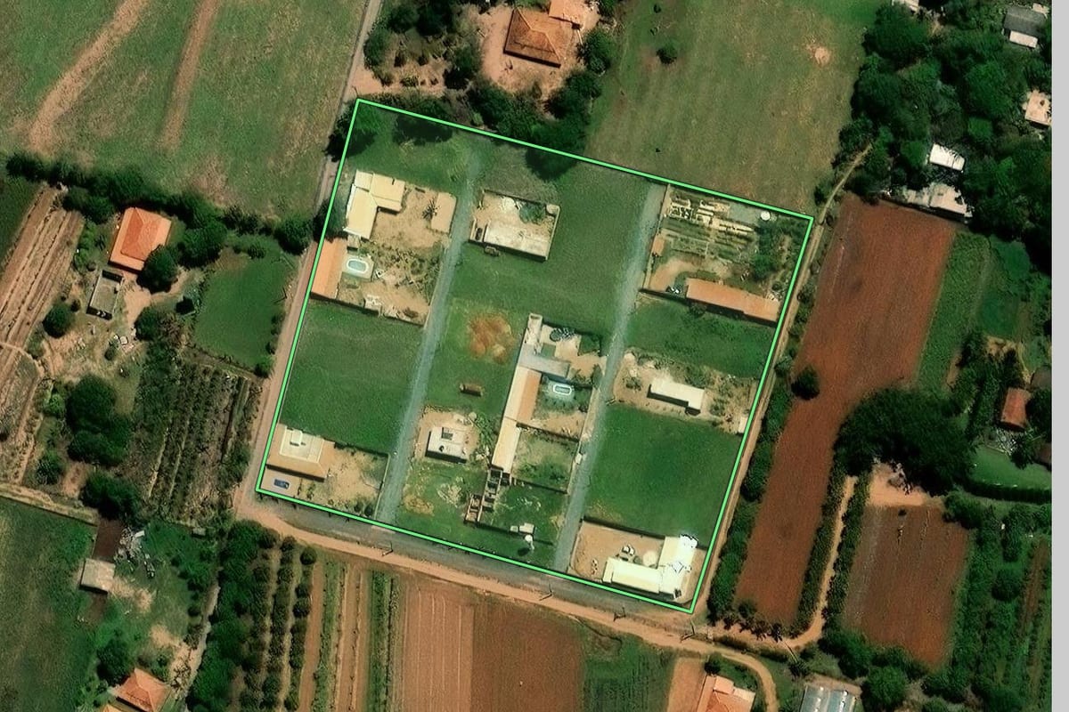 Imagem de satélite do imóvel rural em Limeira (SP), com o contorno declarado no CAR desenhado por cima.