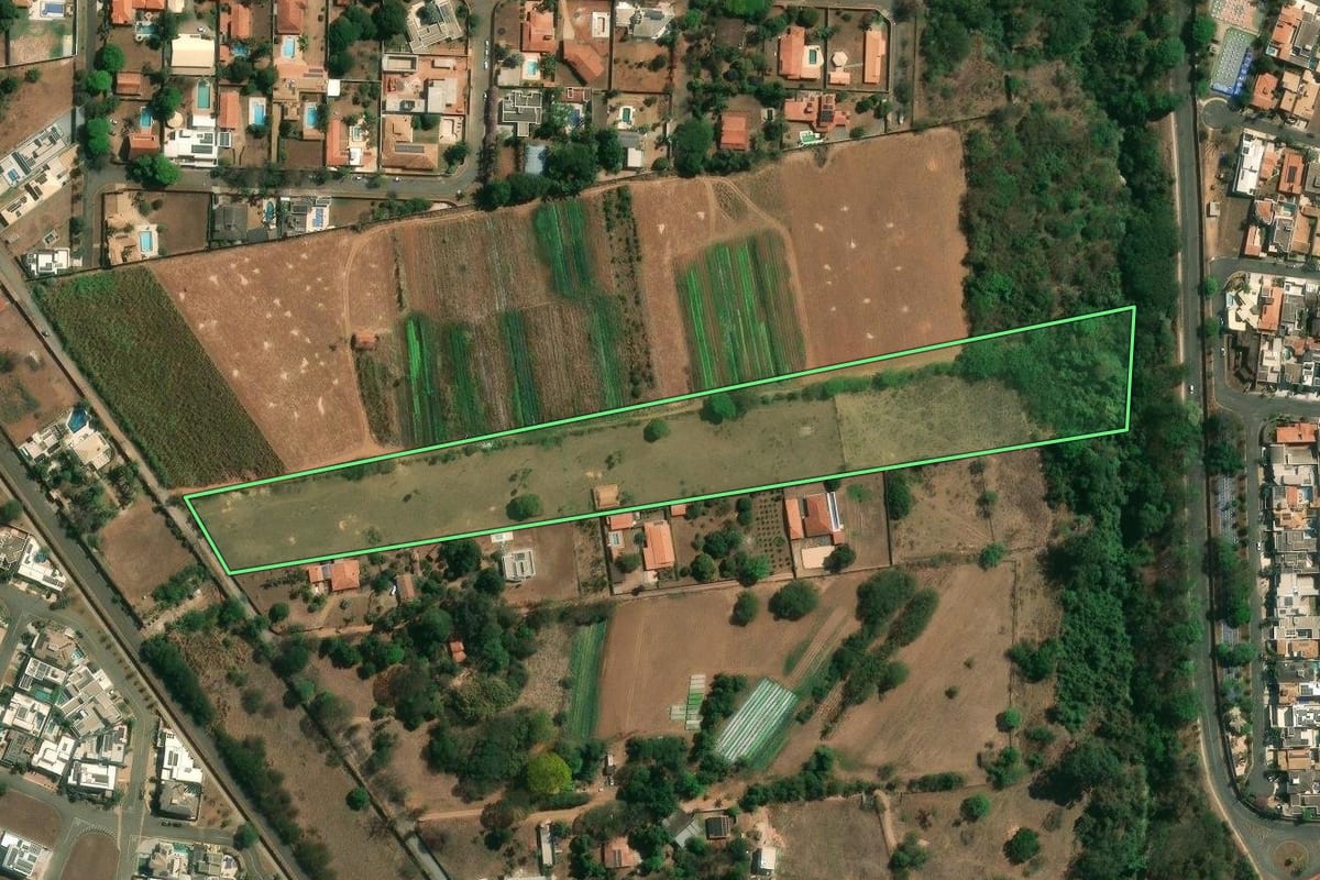 Imagem de satélite do imóvel rural em Limeira (SP), com o contorno declarado no CAR desenhado por cima.