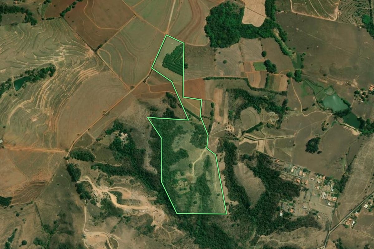 Imagem de satélite do imóvel rural em Limeira (SP), com o contorno declarado no CAR desenhado por cima.
