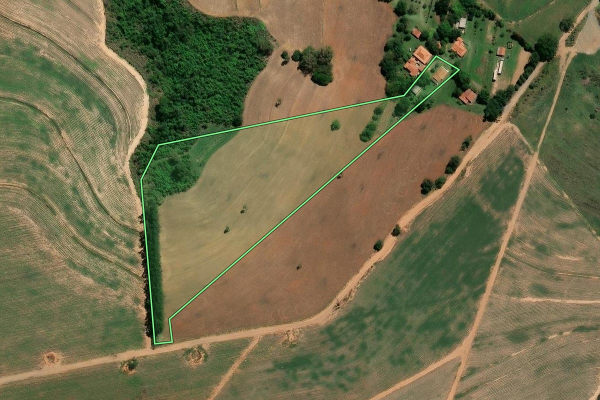 Imagem de satélite do imóvel rural em Limeira (SP), com o contorno declarado no CAR desenhado por cima.