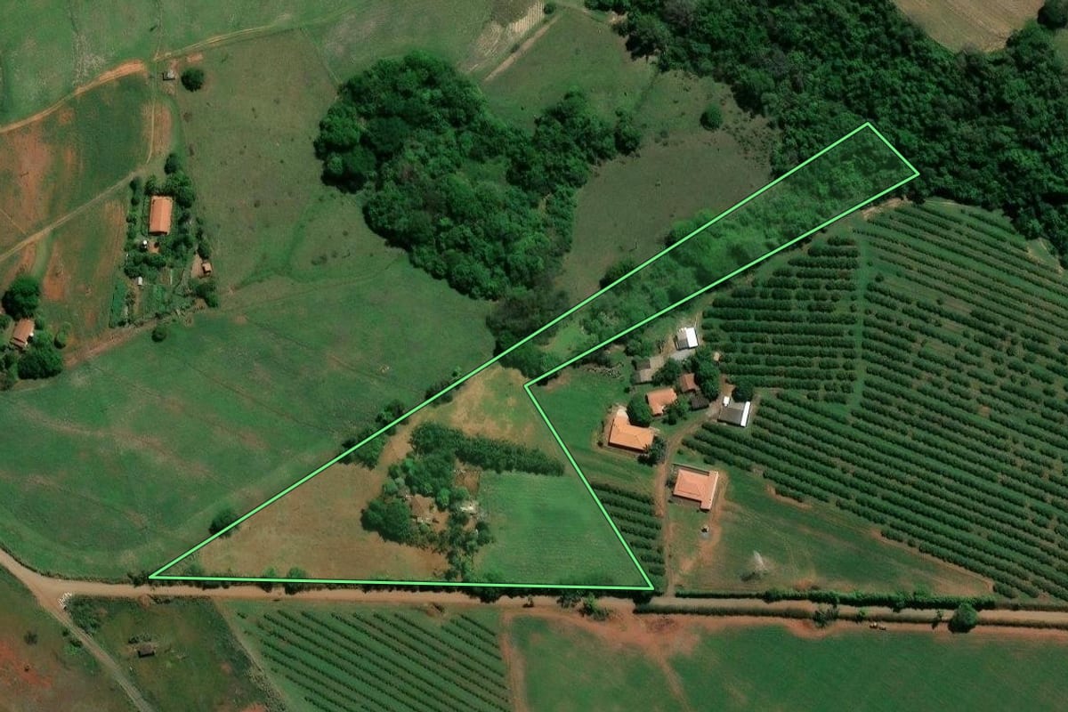 Imagem de satélite do imóvel rural em Limeira (SP), com o contorno declarado no CAR desenhado por cima.