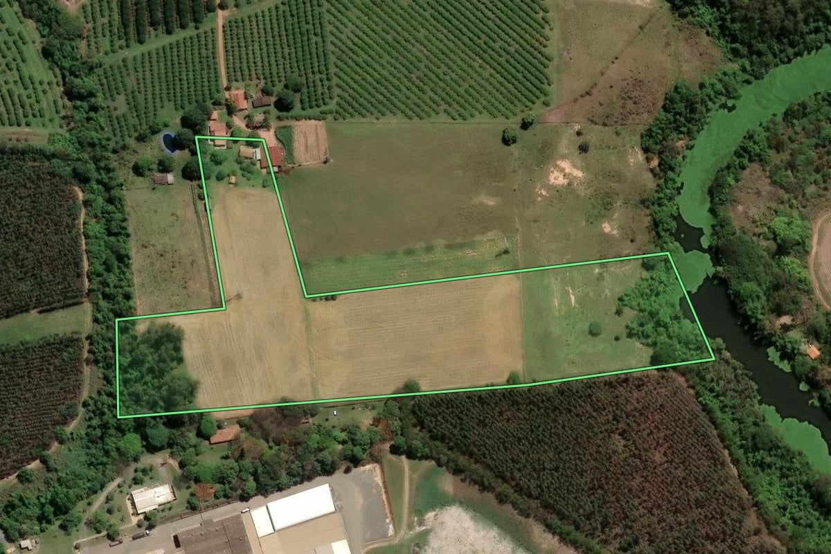 Imagem de satélite do imóvel rural em Limeira (SP), com o contorno declarado no CAR desenhado por cima.
