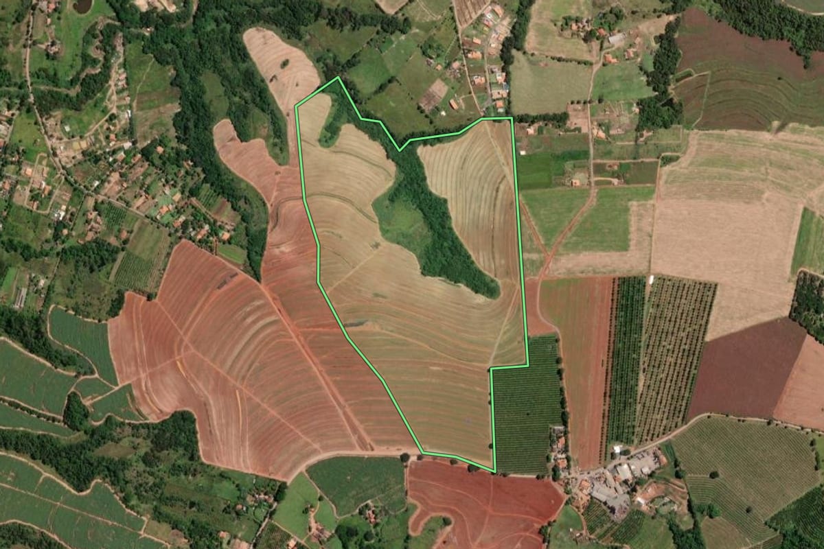 Imagem de satélite do imóvel rural em Limeira (SP), com o contorno declarado no CAR desenhado por cima.