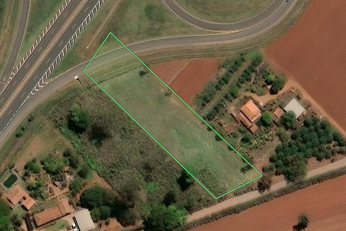 Imagem de satélite do imóvel rural em Limeira (SP), com o contorno declarado no CAR desenhado por cima.