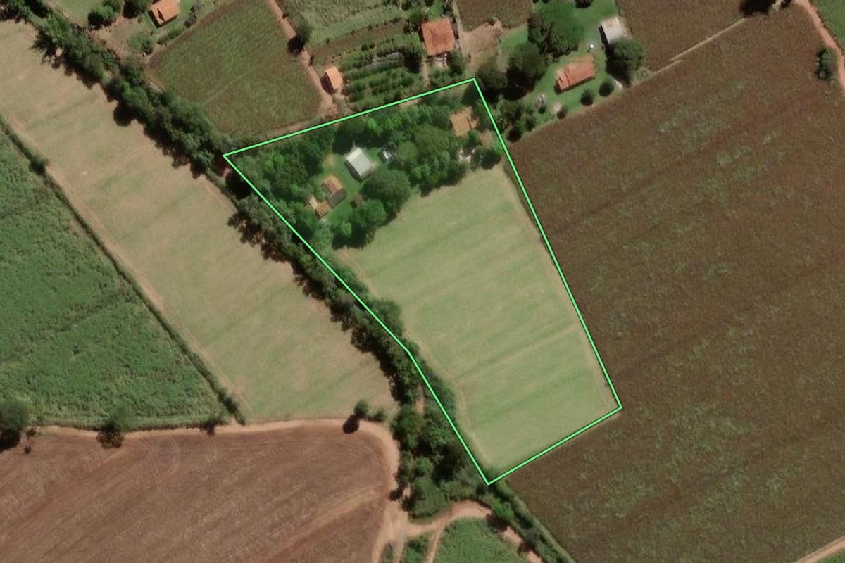 Imagem de satélite do imóvel rural em Limeira (SP), com o contorno declarado no CAR desenhado por cima.