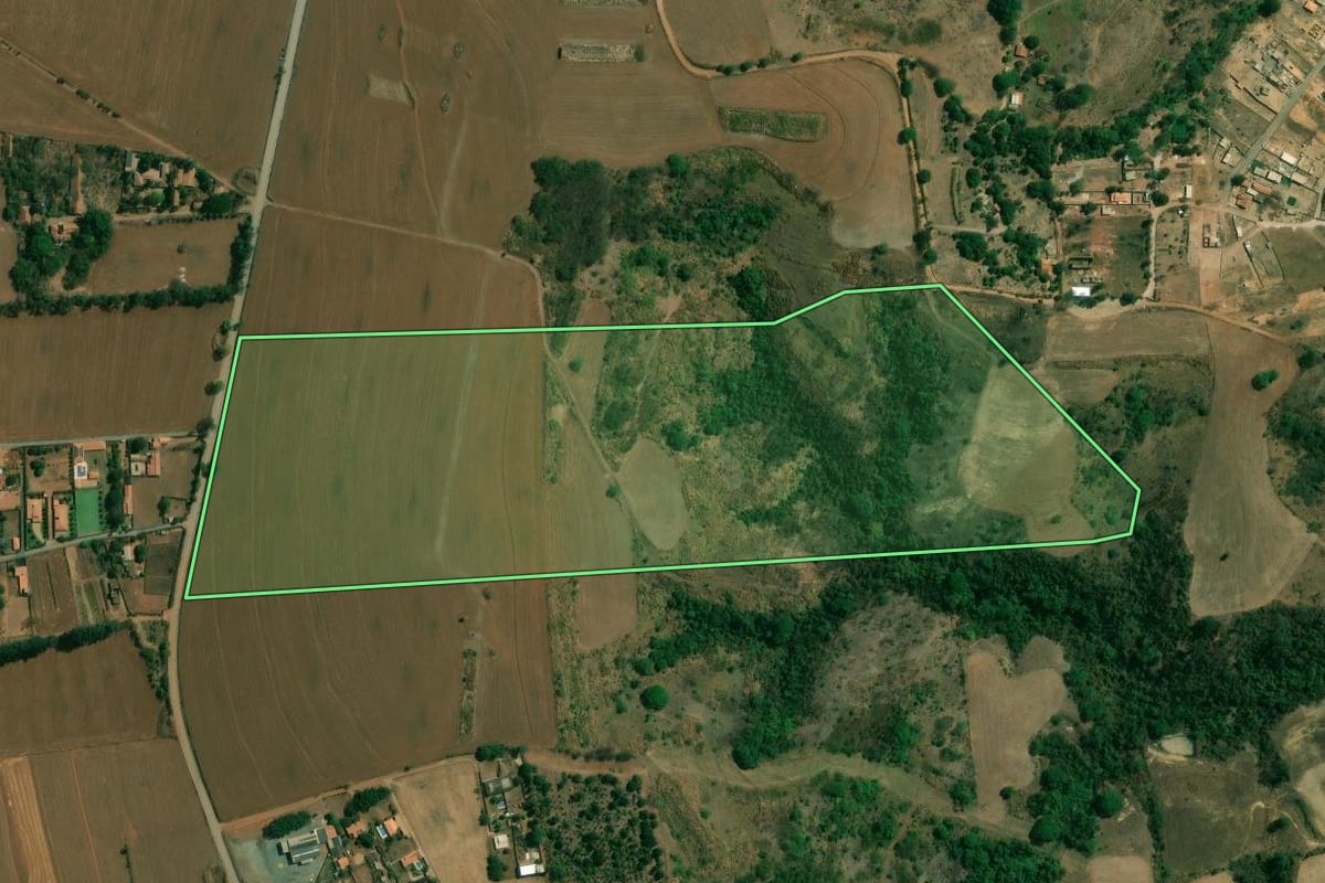 Imagem de satélite do imóvel rural em Limeira (SP), com o contorno declarado no CAR desenhado por cima.