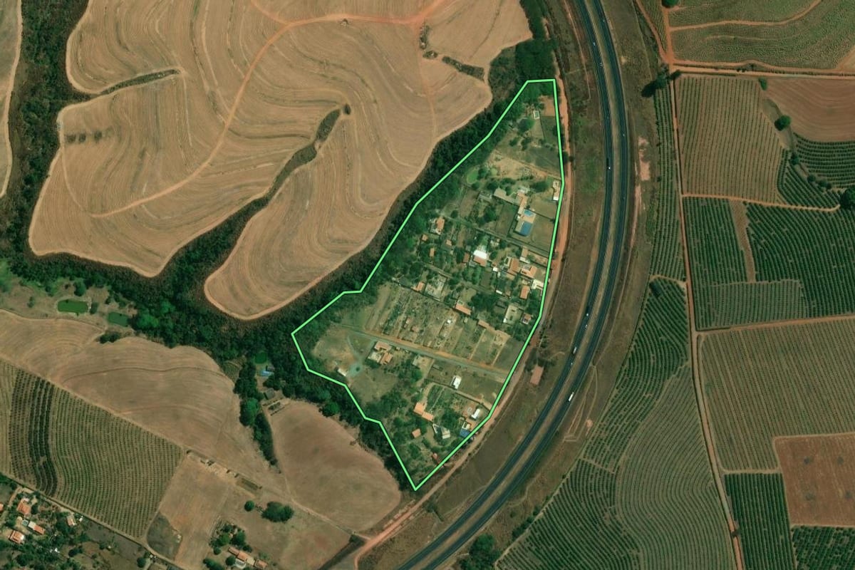 Imagem de satélite do imóvel rural em Limeira (SP), com o contorno declarado no CAR desenhado por cima.