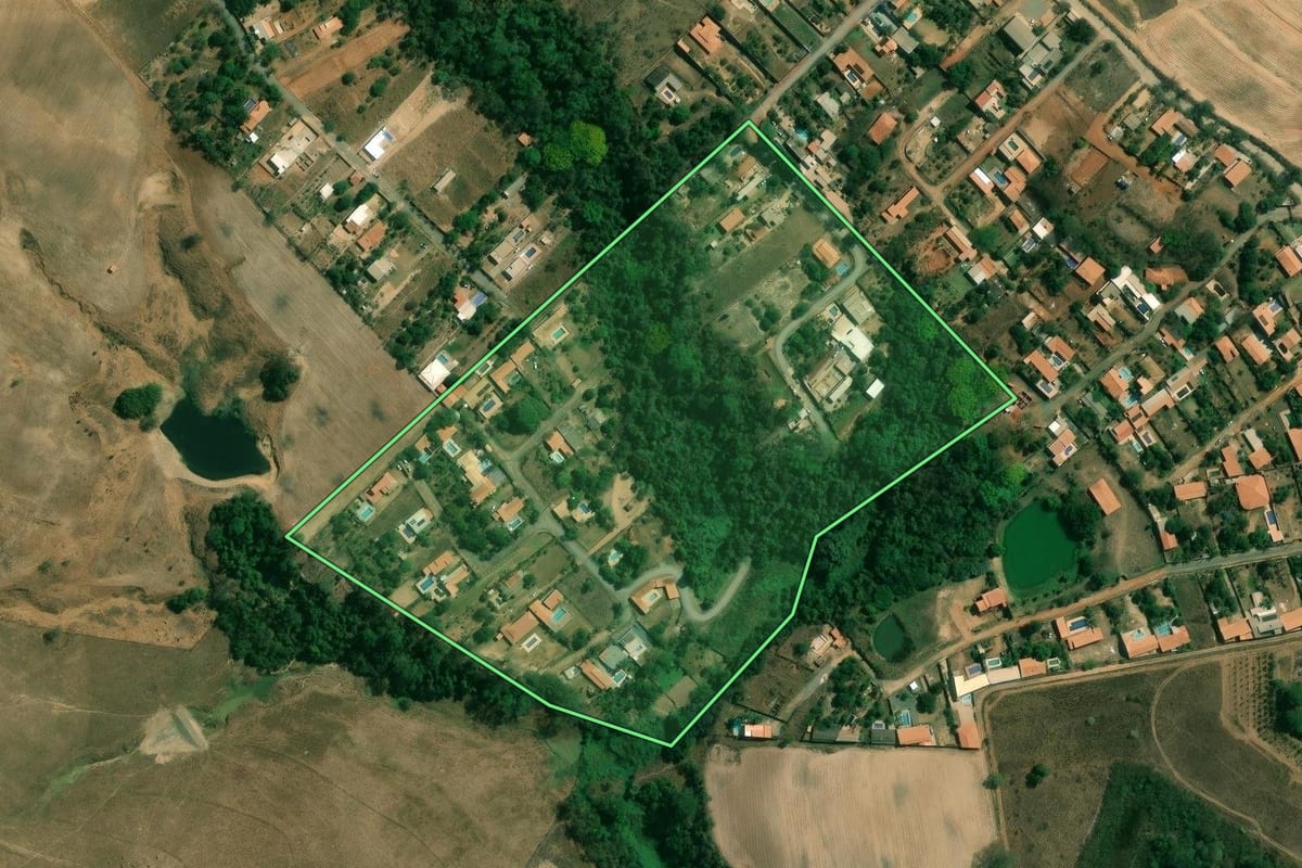 Imagem de satélite do imóvel rural em Limeira (SP), com o contorno declarado no CAR desenhado por cima.