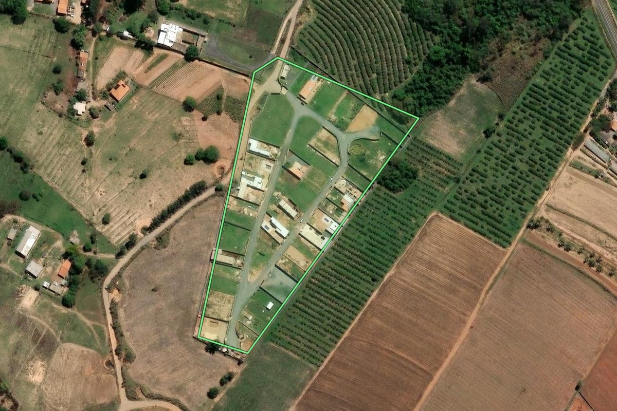 Imagem de satélite do imóvel rural em Limeira (SP), com o contorno declarado no CAR desenhado por cima.