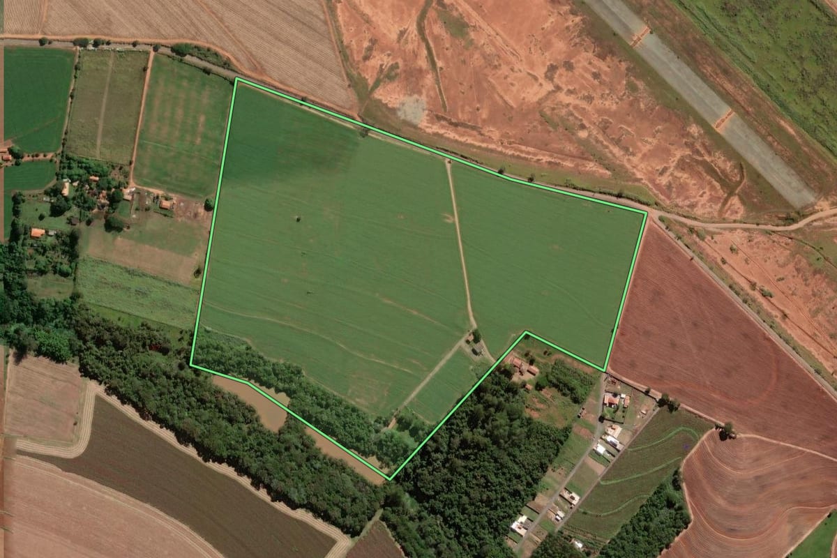 Imagem de satélite do imóvel rural em Limeira (SP), com o contorno declarado no CAR desenhado por cima.