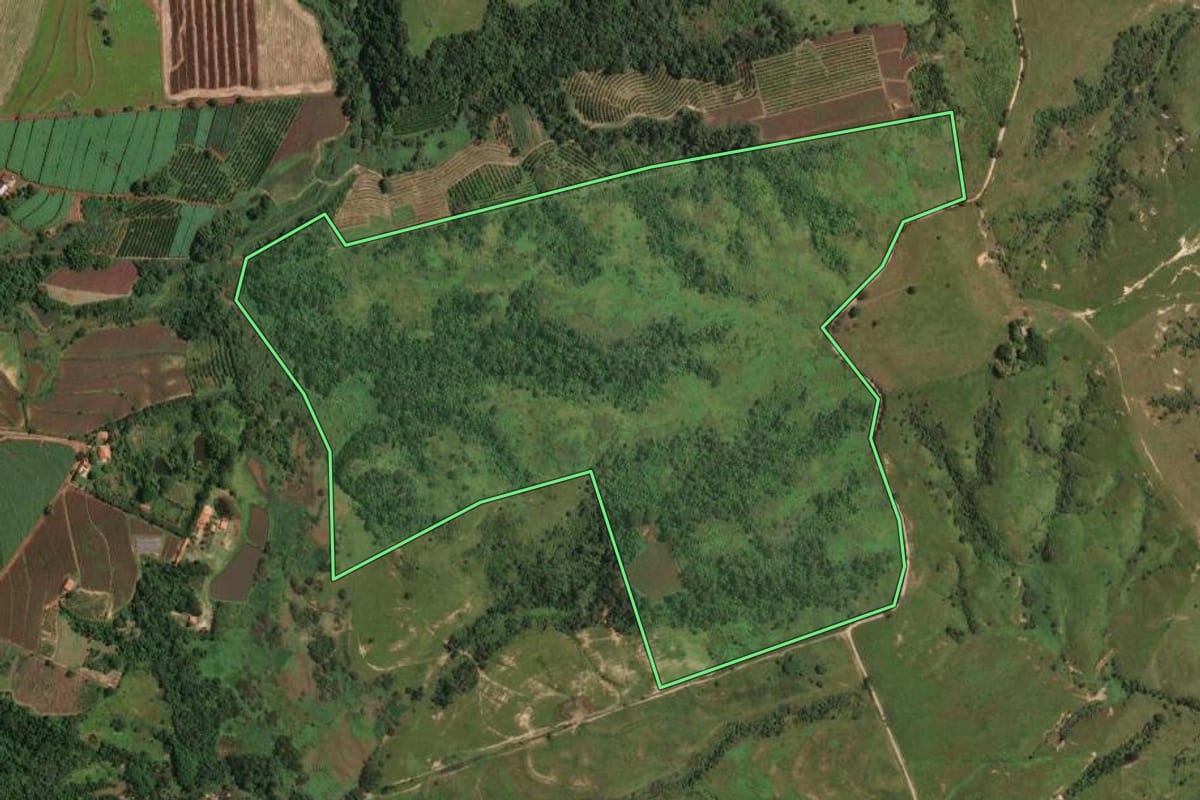 Imagem de satélite do imóvel rural em Limeira (SP), com o contorno declarado no CAR desenhado por cima.