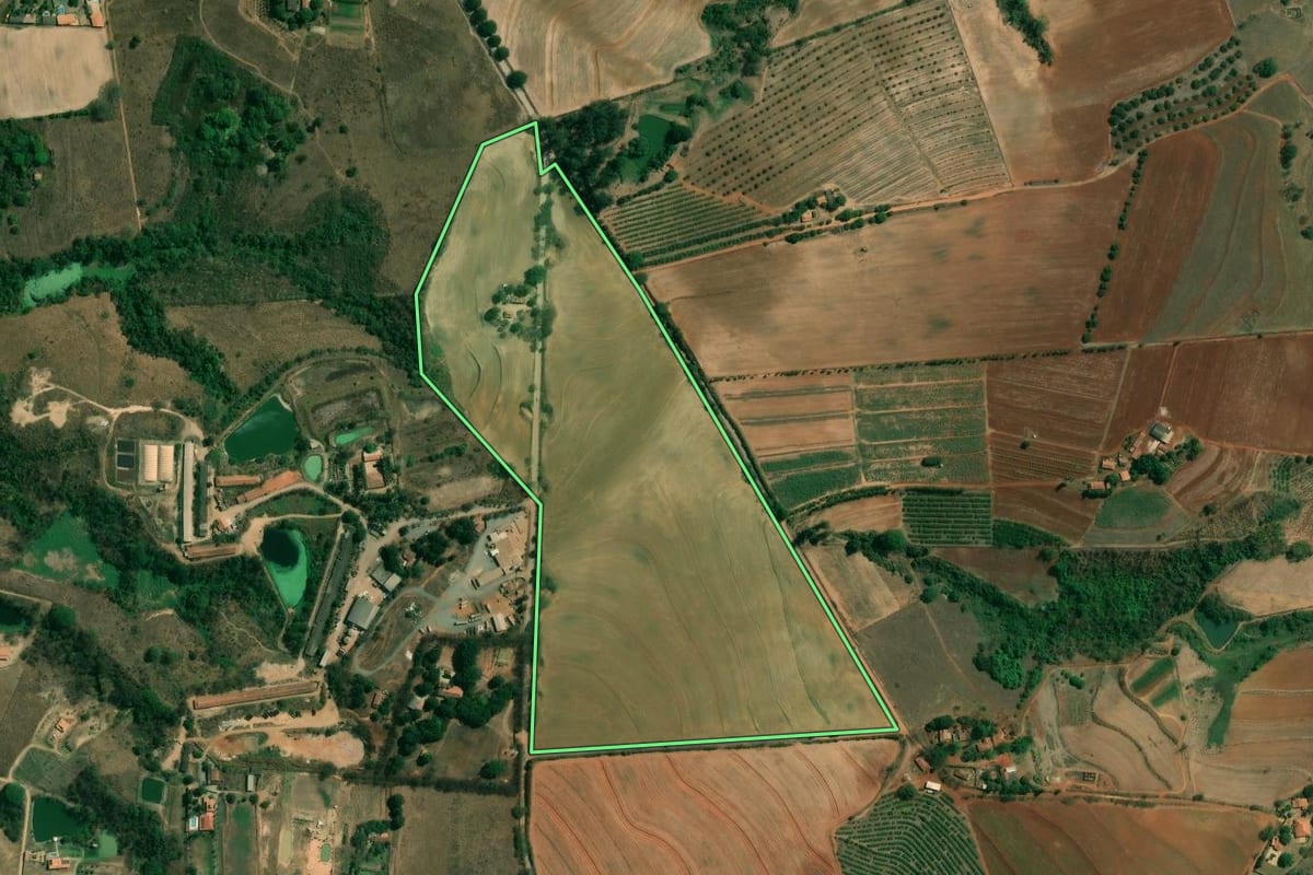 Imagem de satélite do imóvel rural em Limeira (SP), com o contorno declarado no CAR desenhado por cima.