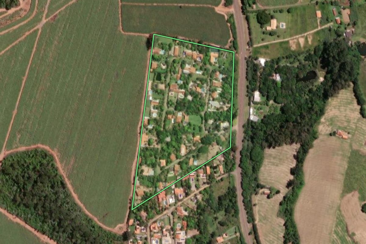 Imagem de satélite do imóvel rural em Limeira (SP), com o contorno declarado no CAR desenhado por cima.
