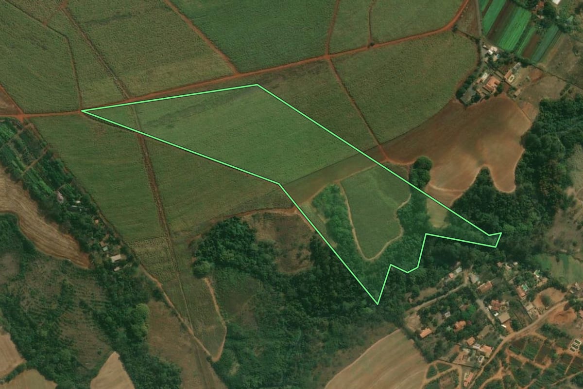 Imagem de satélite do imóvel rural em Limeira (SP), com o contorno declarado no CAR desenhado por cima.