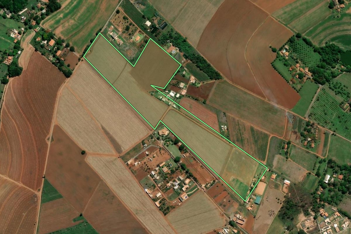 Imagem de satélite do imóvel rural em Limeira (SP), com o contorno declarado no CAR desenhado por cima.