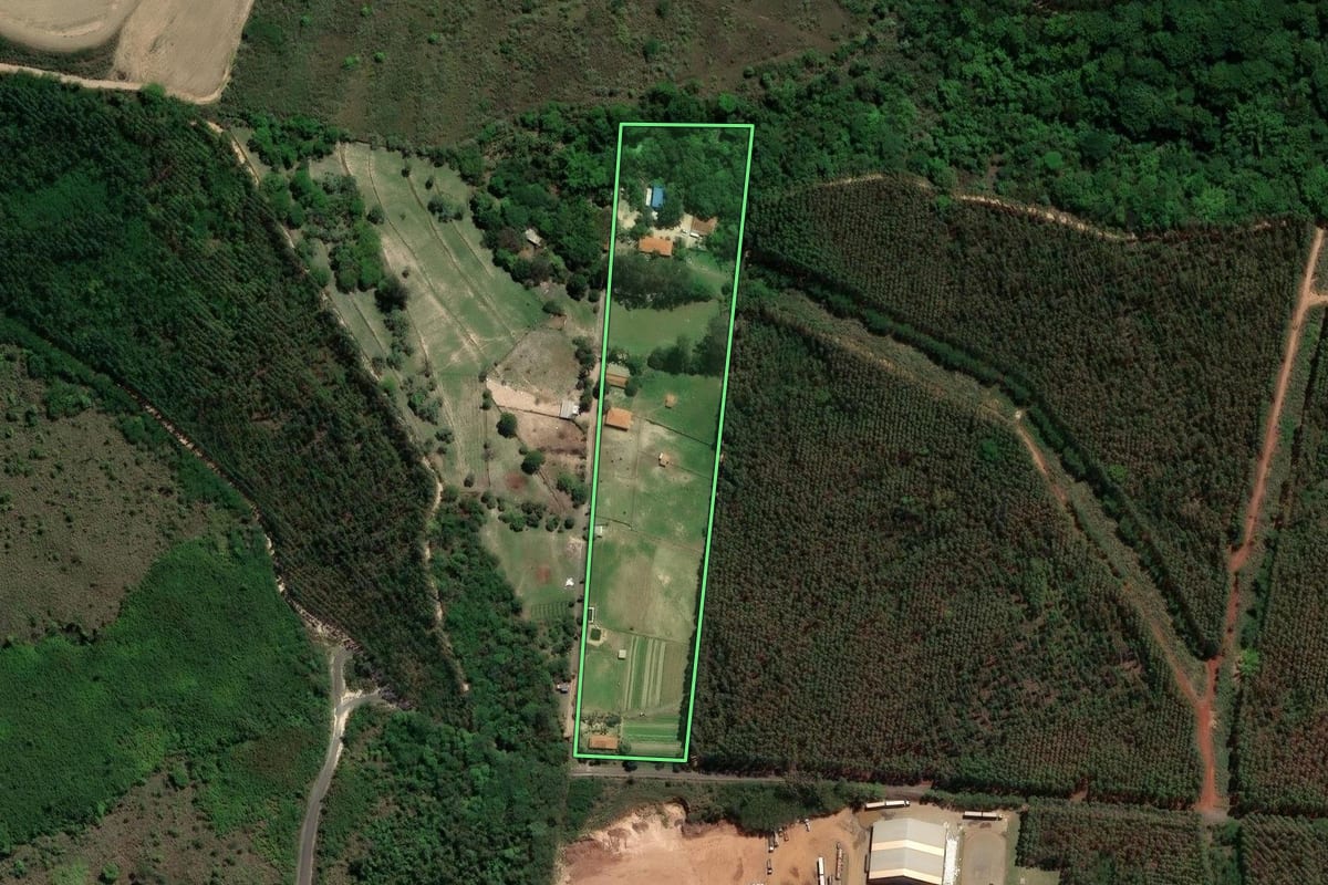 Imagem de satélite do imóvel rural em Limeira (SP), com o contorno declarado no CAR desenhado por cima.