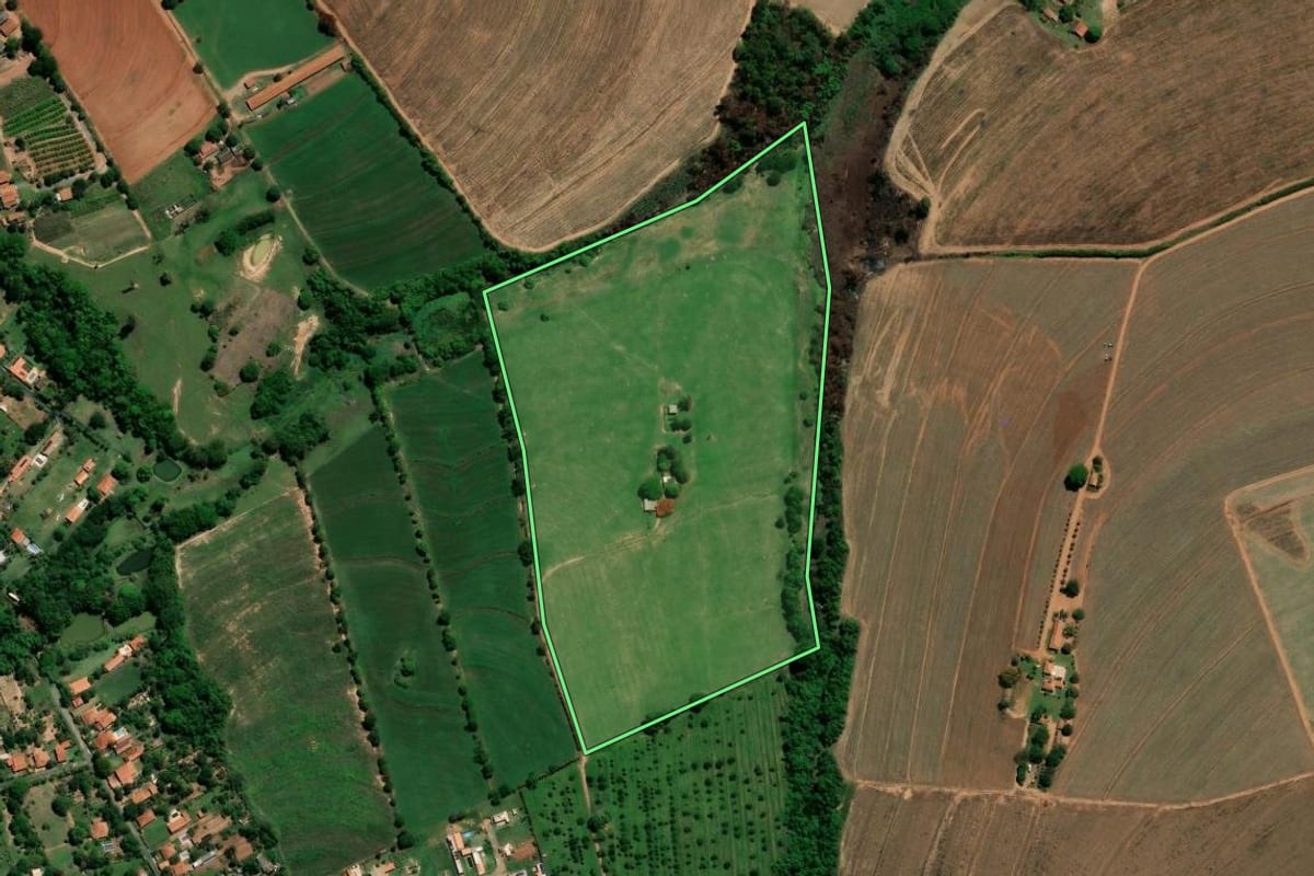 Imagem de satélite do imóvel rural em Limeira (SP), com o contorno declarado no CAR desenhado por cima.
