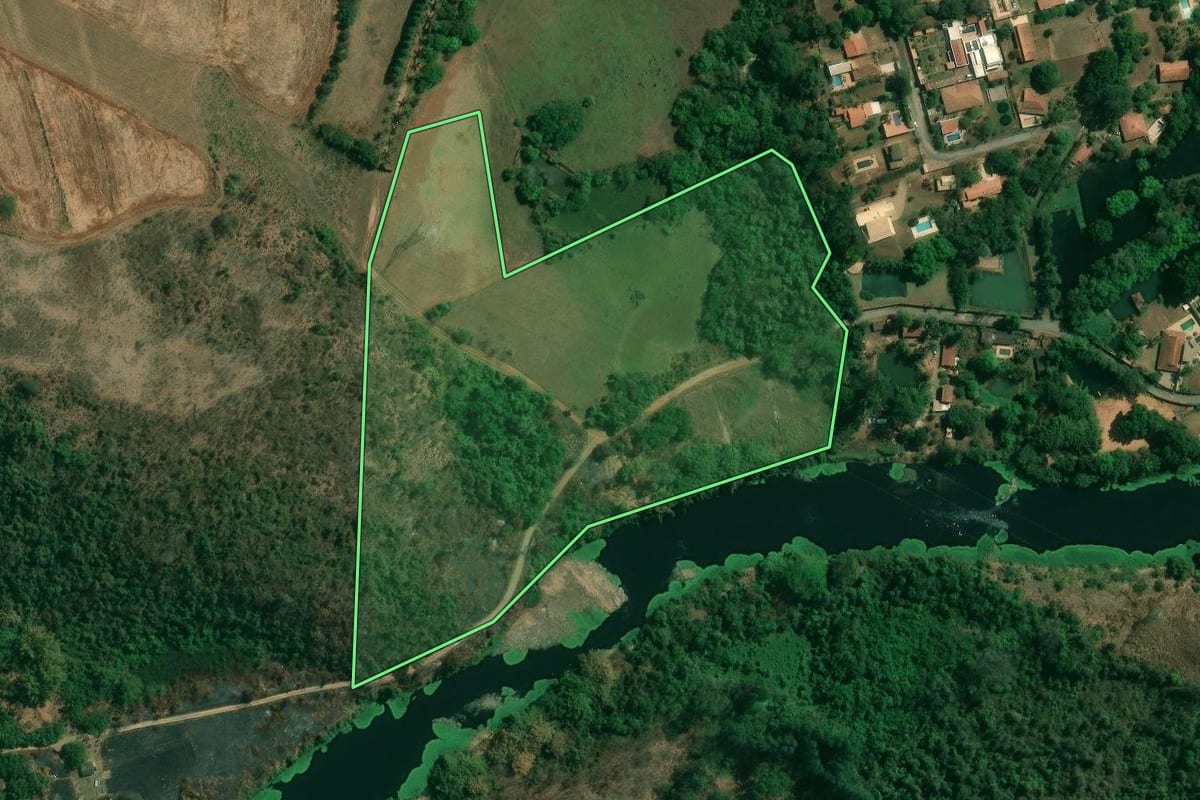 Imagem de satélite do imóvel rural em Limeira (SP), com o contorno declarado no CAR desenhado por cima.