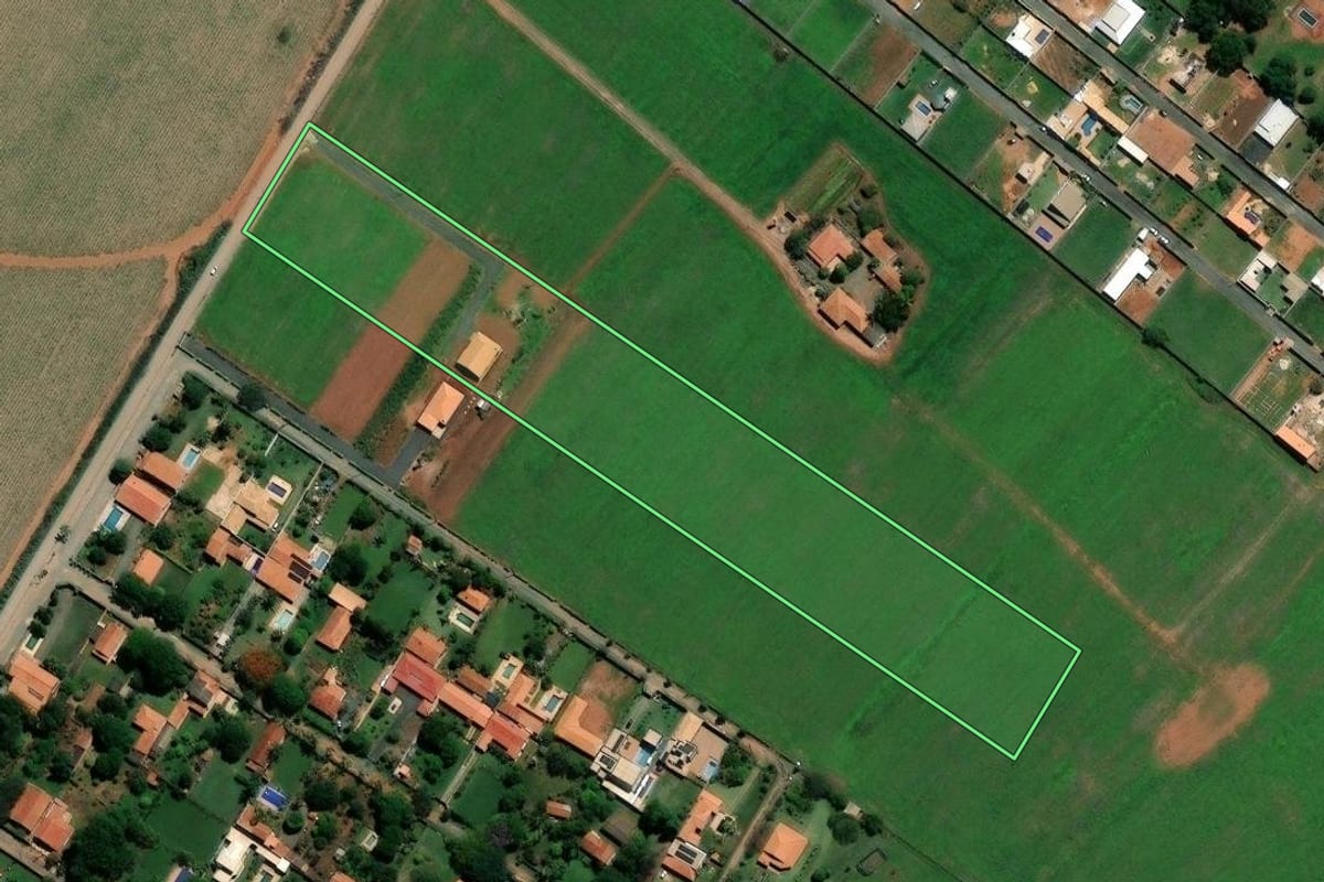 Imagem de satélite do imóvel rural em Limeira (SP), com o contorno declarado no CAR desenhado por cima.