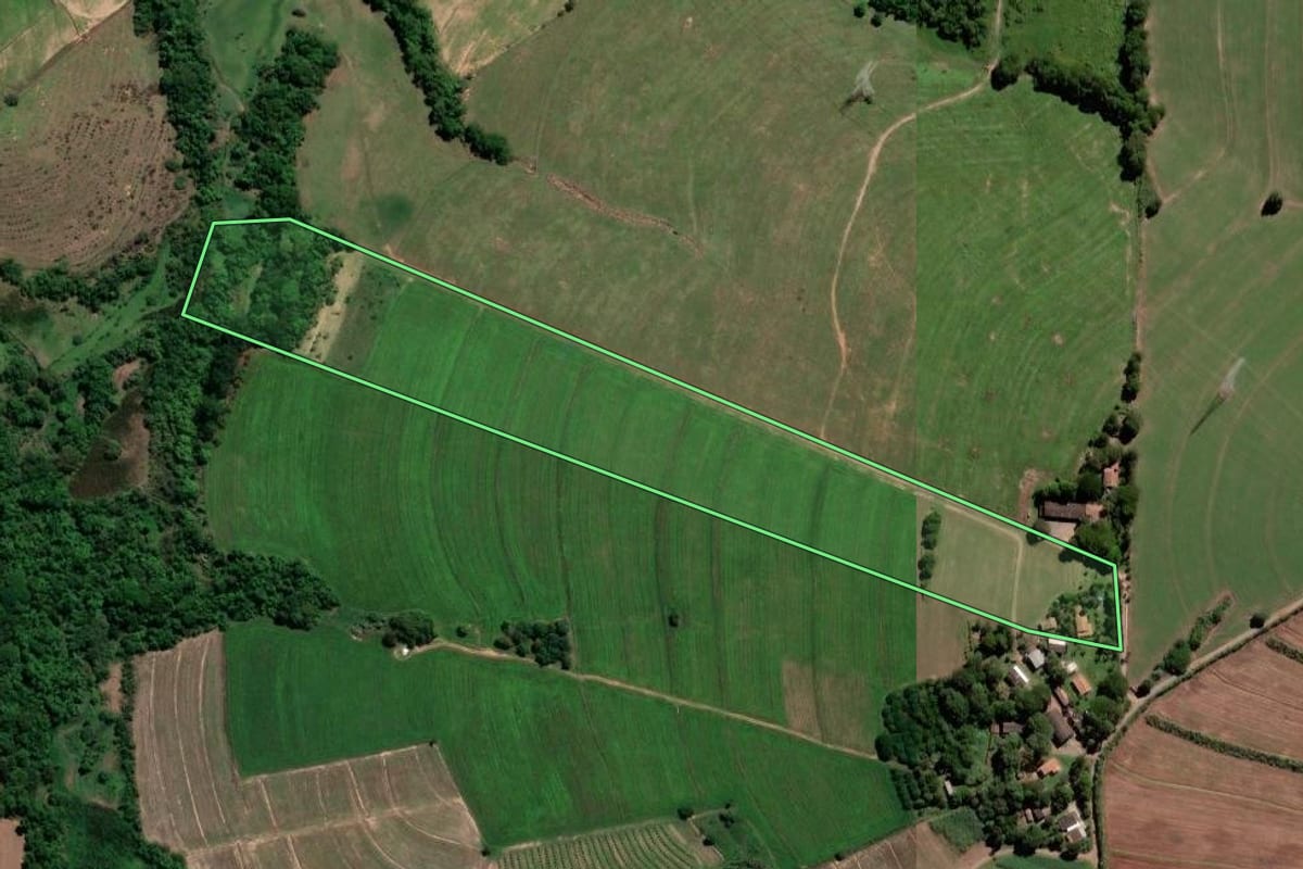 Imagem de satélite do imóvel rural em Limeira (SP), com o contorno declarado no CAR desenhado por cima.