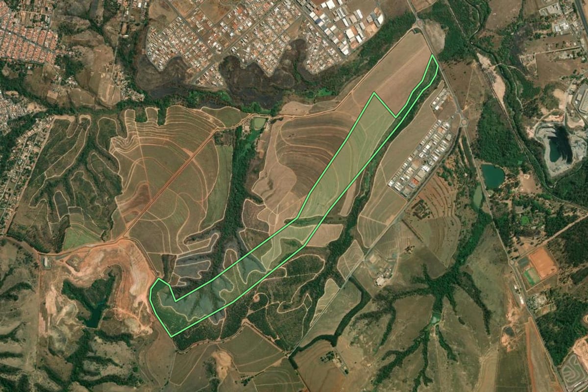 Imagem de satélite do imóvel rural em Limeira (SP), com o contorno declarado no CAR desenhado por cima.