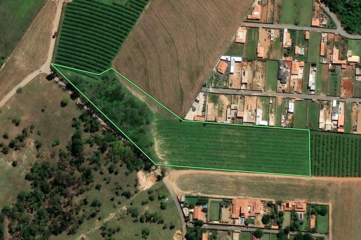 Imagem de satélite do imóvel rural em Limeira (SP), com o contorno declarado no CAR desenhado por cima.
