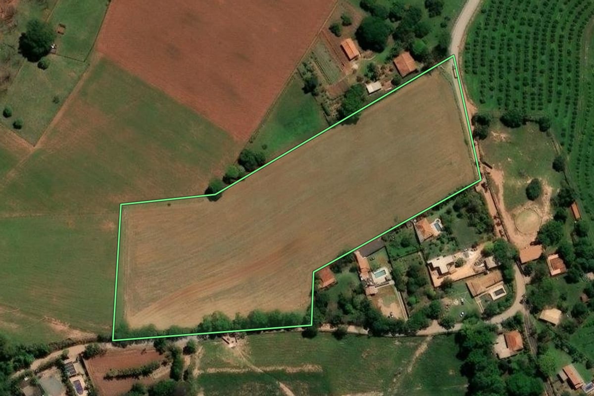 Imagem de satélite do imóvel rural em Limeira (SP), com o contorno declarado no CAR desenhado por cima.