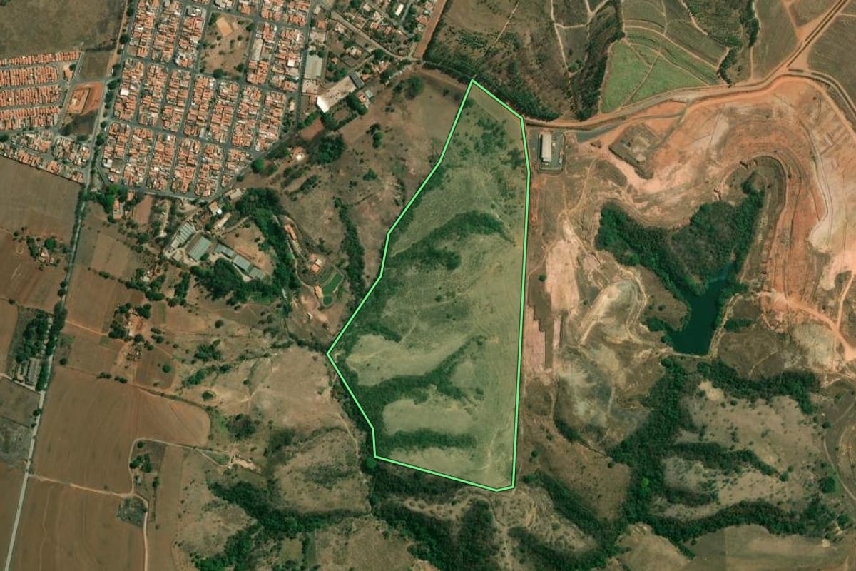 Imagem de satélite do imóvel rural em Limeira (SP), com o contorno declarado no CAR desenhado por cima.