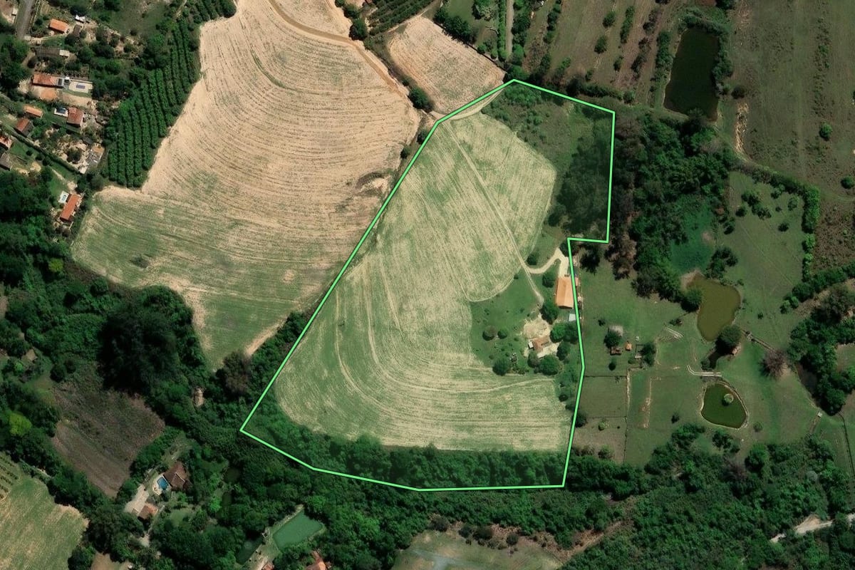 Imagem de satélite do imóvel rural em Limeira (SP), com o contorno declarado no CAR desenhado por cima.