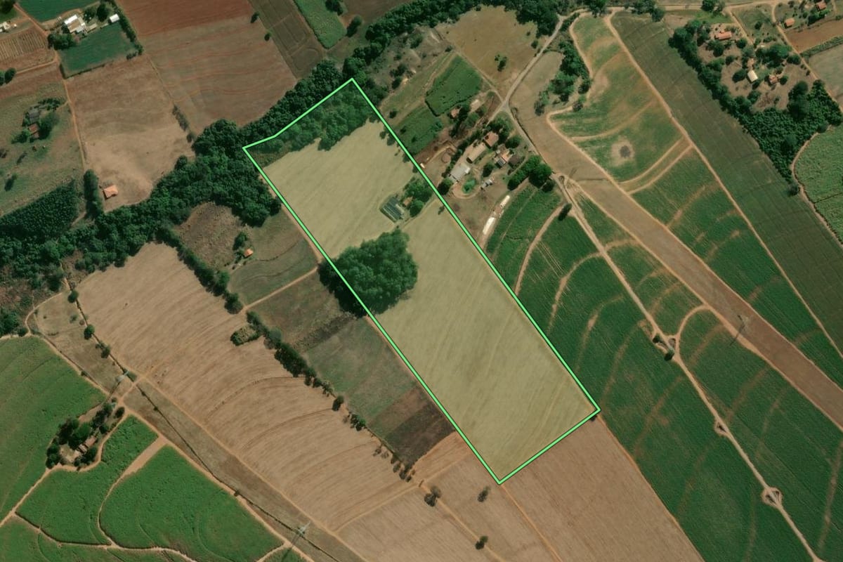 Imagem de satélite do imóvel rural em Limeira (SP), com o contorno declarado no CAR desenhado por cima.