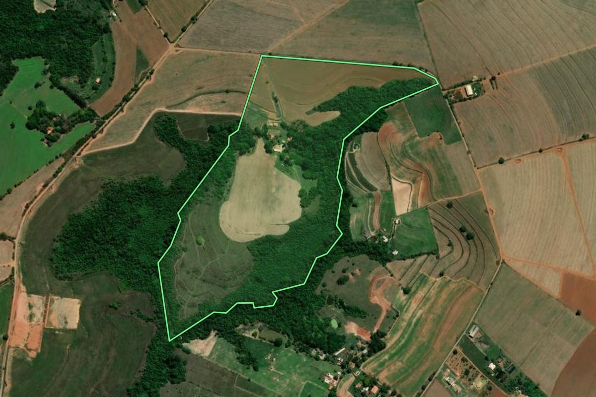 Imagem de satélite do imóvel rural em Limeira (SP), com o contorno declarado no CAR desenhado por cima.
